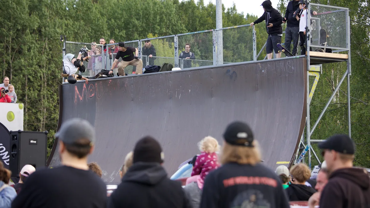 Yleisö ja kilpailijat Savelan vertirampilla Skate SM 26 Vert -kisassa